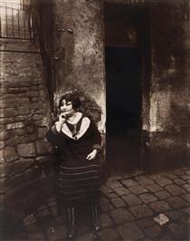 La Villette. Rue Asselin, Prostitute Waiting in Front of Her Door - Ежен Атже