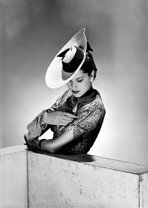 The Latest Hat Model, Vogue Studios, London, April - Лі Міллер