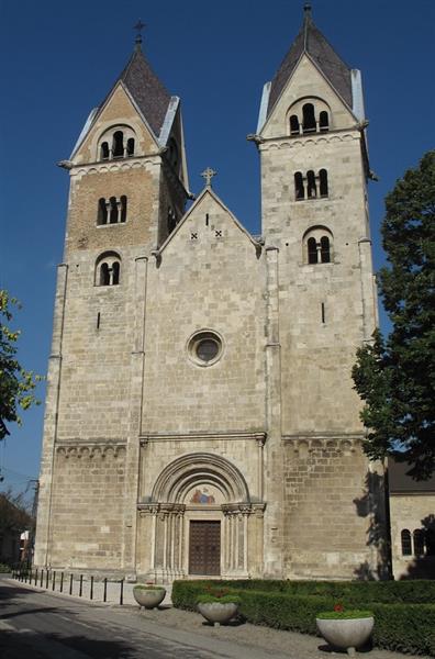 Церква абатства Святого Якова, Лебень, Угорщина, 1208 - Романська архітектура