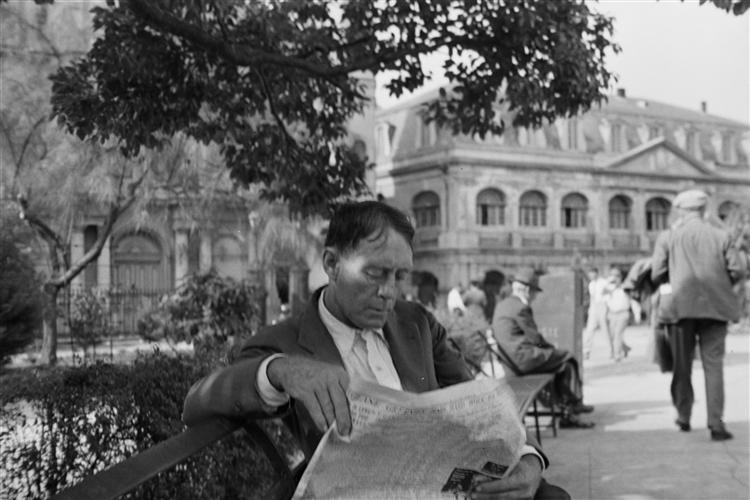 Man reading newspaper in Jackson Square, 1935 - Ben Shahn