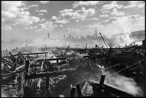 Fire in Hoboken, facing Manhattan, 1947 - 亨利·卡蒂尔-布雷松