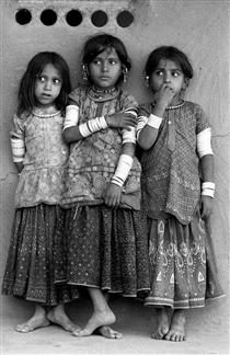 Three Harijan girls, Kutch, Gujarat - Йоті Бхатт