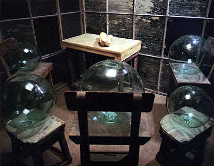 Клетка (Стеклянные шары и руки), 1993 - Луиза Буржуа