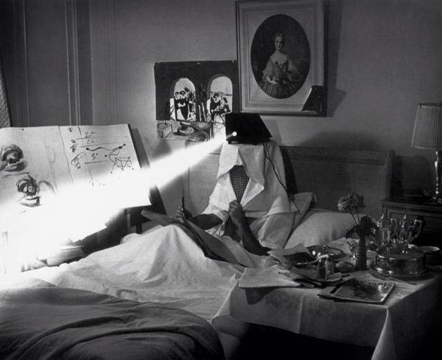 Salvador Dalí in bed, 1964 - Филипп Халсман