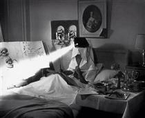 Salvador Dalí in bed - Philippe Halsman